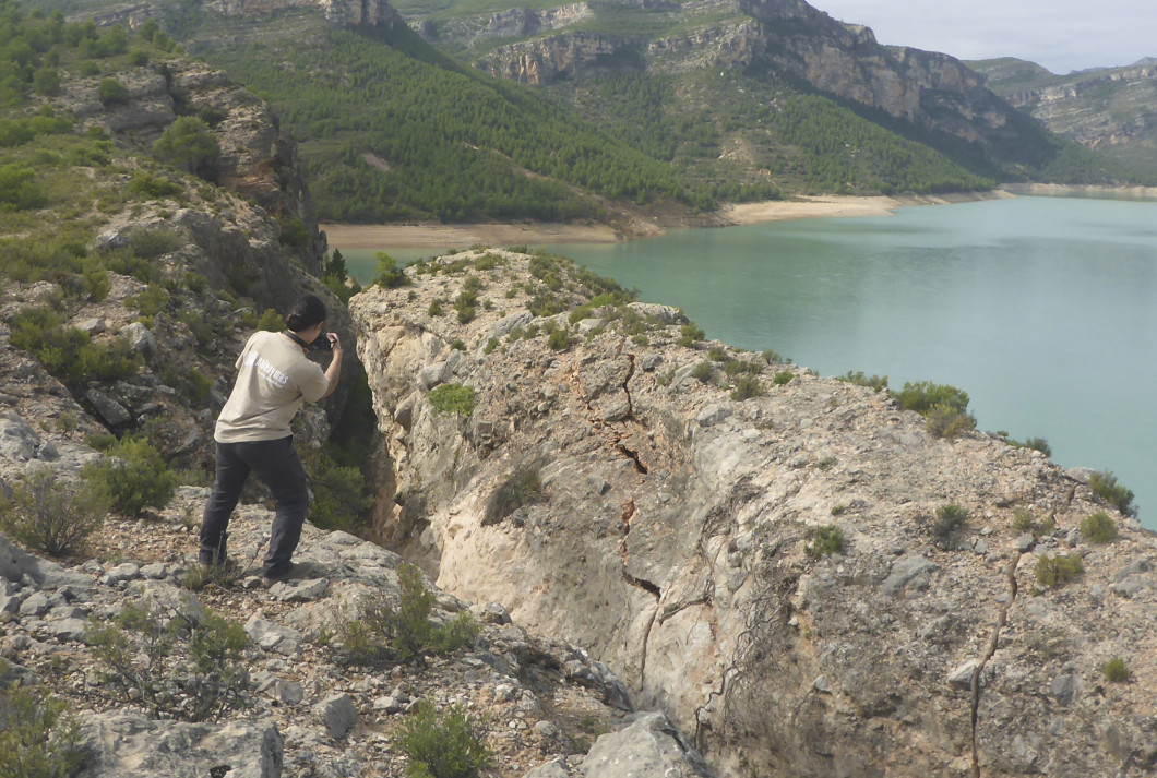 María García tomando una foto al talud desprendido en la presa de Santolea