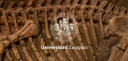 Logotipo de la Universidad de Paleoymás sobre imagen de costillas de un dinosaurio